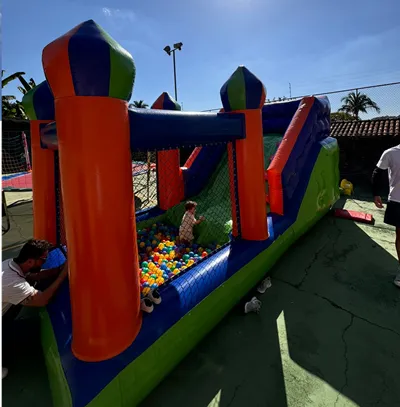 Toboguinho com piscina de bolinhas