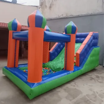 Toboguinho com piscina de bolinhas